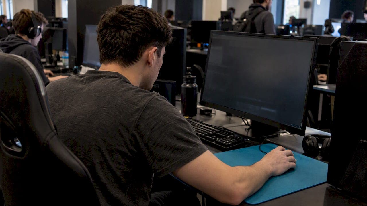Ping vs Latency: Why One Ping Misses Jitter in Games and Calls